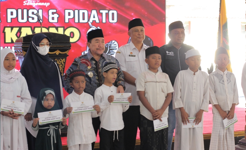 DARI KANAN, BELAKANG: Ketua IWO Imam Mustain, Wabup Imam Hasyim, Kadis Mohamad Iksan, Usai Pemberian Bantuan untuk Anak Yatim di Pendopo Agung Keraton Sumenep (Foto: IWO Sumenep untuk Dimadura)