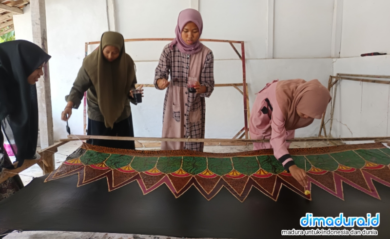 Sejumlah siswi MA Miftahul Ulum Omben tengah mewarnai motif batik dengan penuh ketelitian dalam sesi pelatihan batik terbuka. (Foto: Istimewa/Doc. Dimadura)