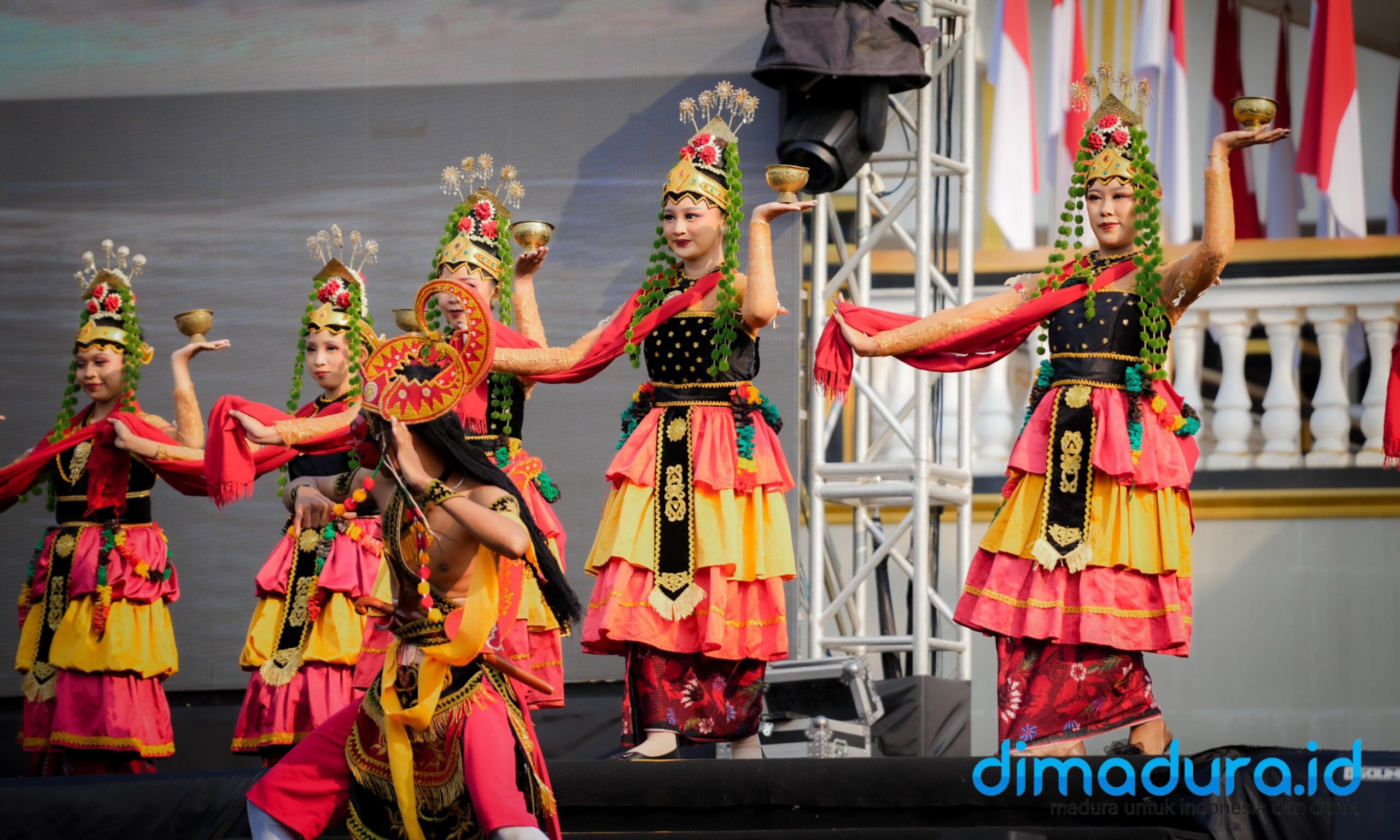 Penampil Tari Moang Sangkal dan seni topeng yang spektakuler dari Kabupaten Sumenep di Jember Fashion Carnival (JFC) 2025. (Foto. Ari/Doc. Dimadura).