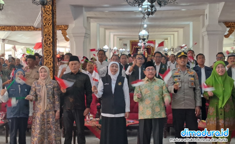MOMEN KEMERDEKAAN: Gubernur Jawa Timur Khofifah Indar Parawansa bersama Wakil Bupati Sumenep KH. Imam Hasyim, Forkopimda, serta jajaran pejabat Pemprov Jatim mengibarkan bendera bersama saat menghadiri kegiatan Pasar Murah di Pendopo Agung Keraton Sumenep, Sabtu (23/8/2025). Acara ini sekaligus menjadi rangkaian pengendalian inflasi dan penguatan ketahanan pangan di Jawa Timur.