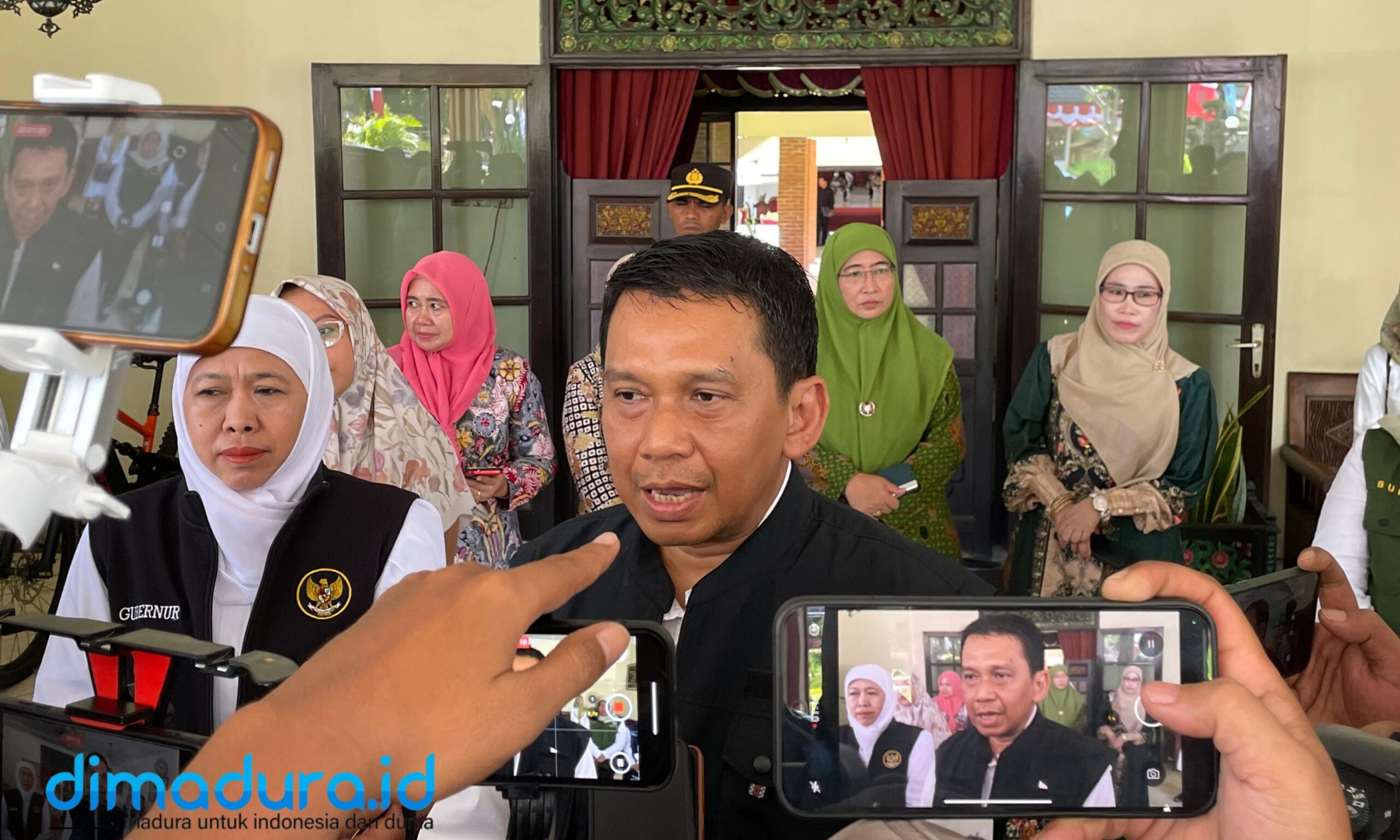 Kepala Dinas Kesehatan Jawa Timur, Erwin Astha, saat tiba di Sumenep. (Foto: Ari/Doc. Dimadura).