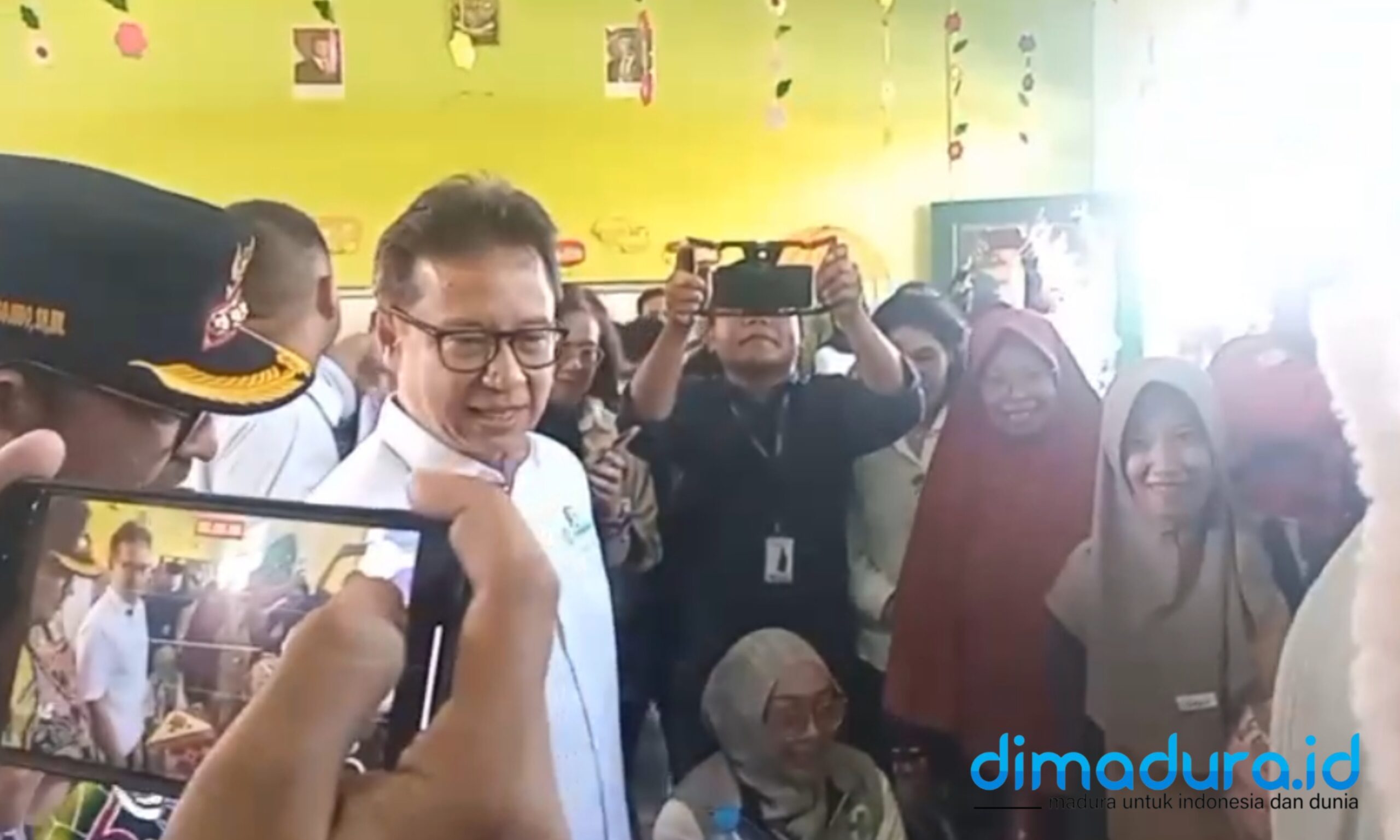 Menteri Kesehatan RI, Budi Gunadi Sadikin, secara langsung meninjau pelaksanaan vaksinasi Outbreak Response Immunization (ORI) campak di PAUD Islam Integral Qurrota A’yun saat tiba di Sumenep. (Foto: Ari/Doc. Dimadura).