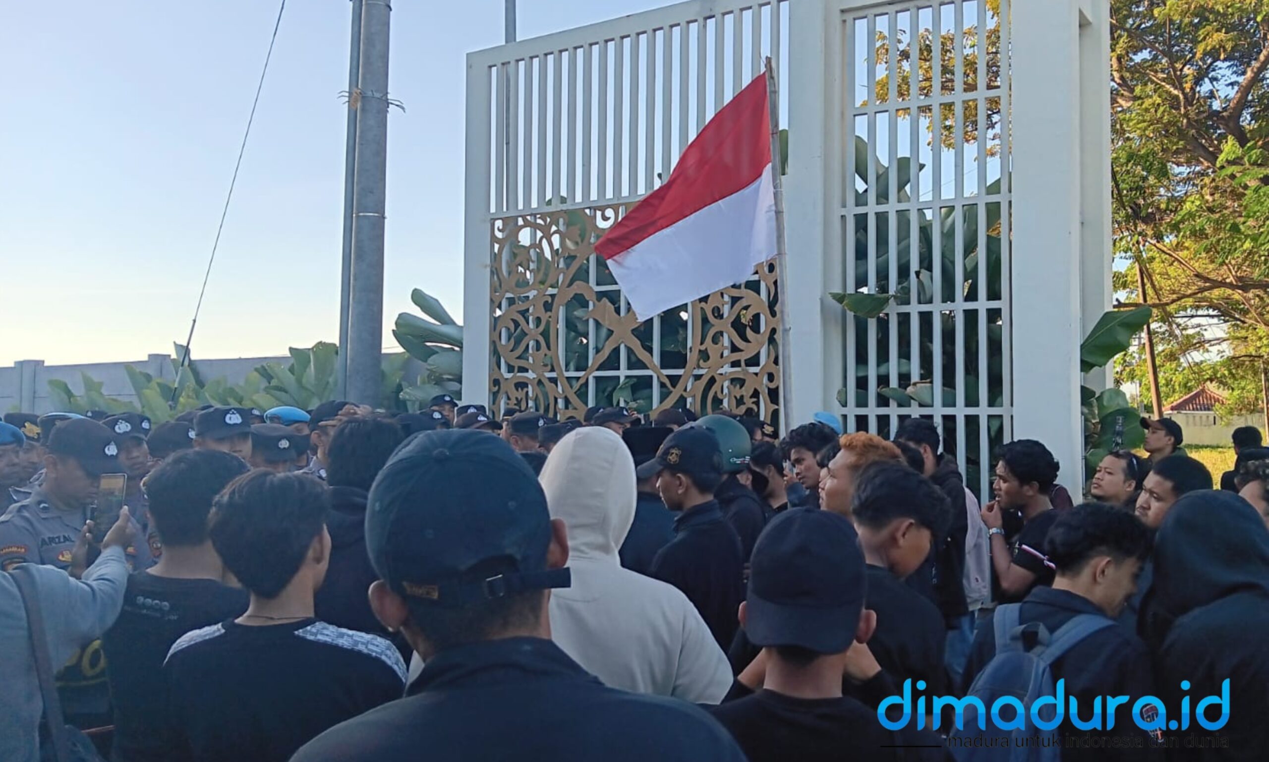 Aliansi Masyarakat Sumenep (AMS) gelar Aksi demonstrasi di kantor Dewan Perwakilan Rakyat Daerah (DPRD) Sumenep, (Foto: Ari/Doc. Dimadura).