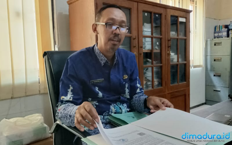 Kepala Bidang Penempatan, Perluasan Tenaga Kerja, dan Transmigrasi Disnaker Sampang, Uriantono Triwibowo saat dikonfirmasi media di ruang kerjanya (Foto: Zainullah for dimadura.id)