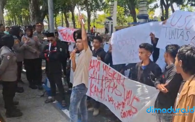 Mahasiswa Sampang melakukan aksi demonstrasi di depan Gedung DPRD Sampang (Foto; Zainullah for dimadura.id)