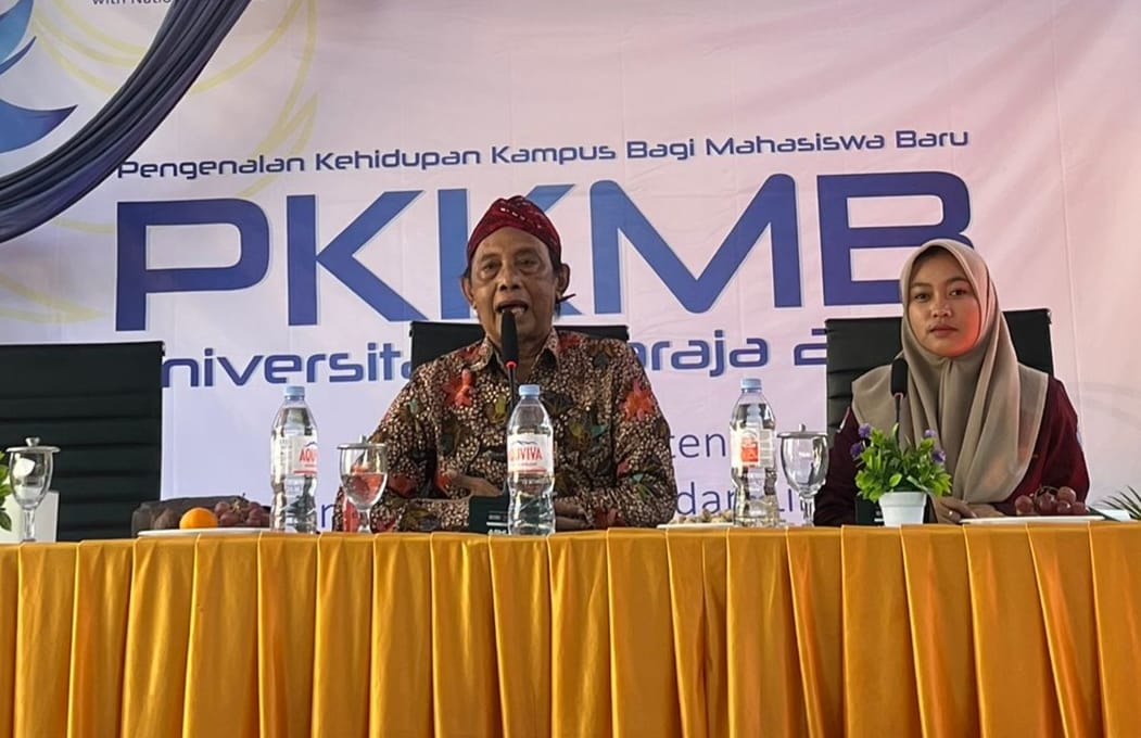 Sejarawan dan budayawan Madura, Tadjul Arifien R, menyampaikan materi sejarah Arya Wiraraja dalam PKKMB Universitas Wiraraja (UNIJA) Sumenep 2025 (Foto: Doc. Dimadura)