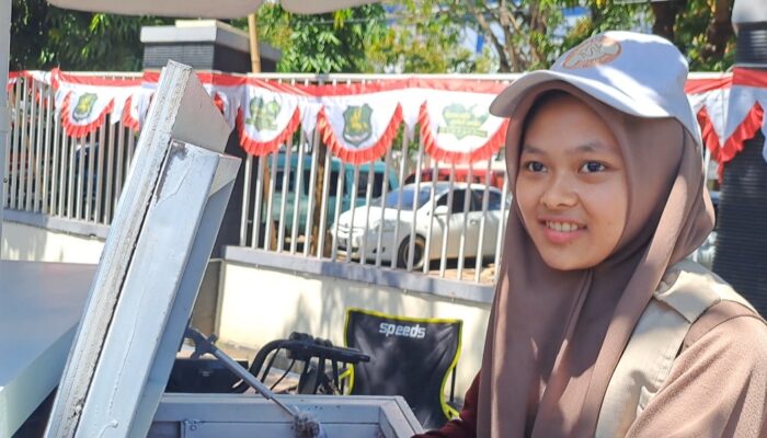 Filzah Iqlimah, Siswi Smkn 1 Sumenep, Peracik Teh Tarik Depan Rsud Dr. Moh. Anwar Sumenep (Foto: Mazdon/Doc. Dimadura)