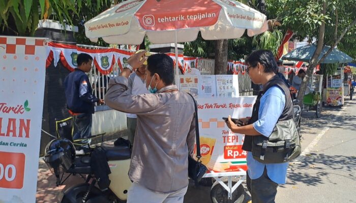 Pelanggan Teh Tarik Tepi Jalan, Miftahol Hendra Efendi (Kanan) Dan Subaidi Pratama (Kiri), Saat Beli Teh Tarik Racikan Filzah Iqlimah, Minggu 24 Agustus 2025 (Foto: Mazdon/Doc. Dimadura)