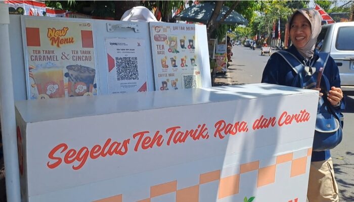 Temmy P, Jurnalis Anggota Pwi Sumenep Yang Bertugas Sebagai Wartawan Beritajatim.com, Melintas Depan Teh Tarik Tepi Jalan Depan Rsud Dr. Moh. Anwar (Foto: Mazdon/Doc. Dimadura)