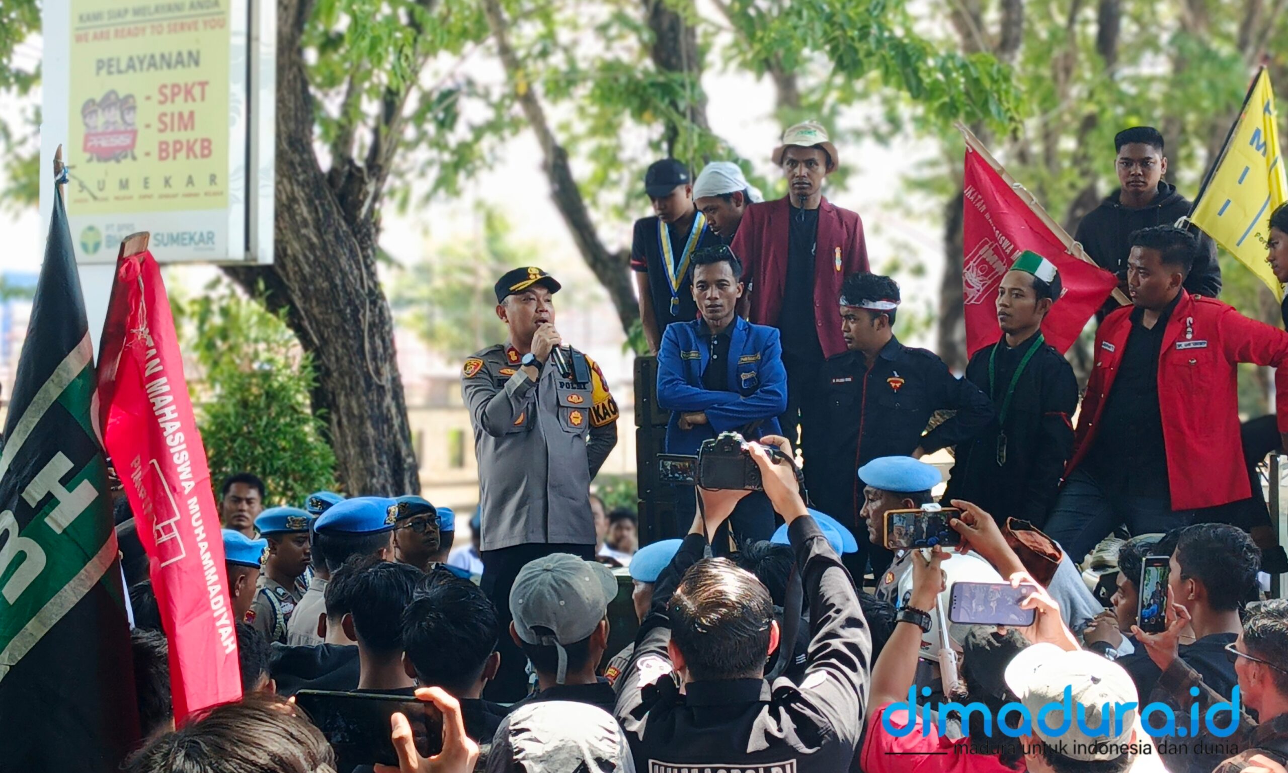 Potret ratusan mahasiswa tergabung dalam Aliansi Cipayung Plus Sumenep menggelar aksi solidaritas di depan Mapolres Sumenep, Senin (1/9/2025). (Foto: Ari/Doc. Dimadura).