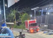 Mobil Boks Merah Yang Sering Dijadikan Pengangkut Porduk Rokok Tanpa Pita Cukai Dari Sebuah Rumah Produksi Di Billapora Rebba, Lenteng, Sumenep (Foto: Doc. Dimadura)