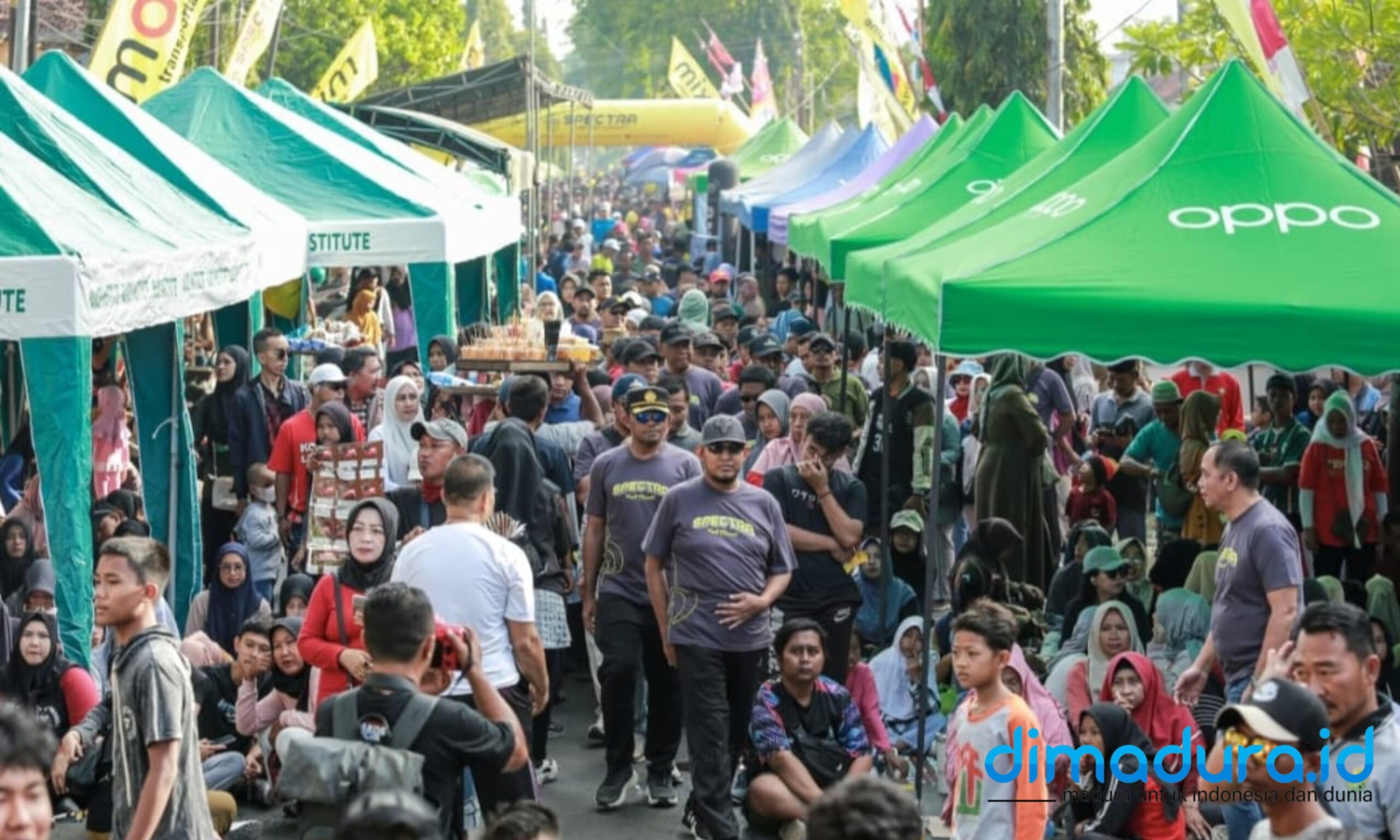 Bupati Sumenep, Achmad Fauzi Wongsojudo, saat menghadiri kegiatan Jalan Sehat yang digelar Pemerintah Desa Bupati Sumenep, Achmad Fauzi Wongsojudo, saat menghadiri kegiatan Jalan-Jalan Sehat yang digelar Pemerintah Desa Pangarangan. (Foto: Ari/Doc. Dimadura).