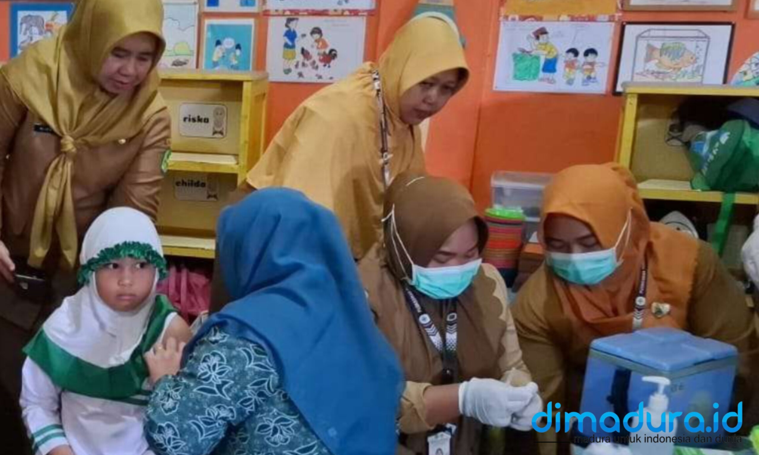 ‎Foto: Saat pelaksanaan vaksin campak di Paud Al qadar. (Foto: Istimewa/Doc. Dimadura).