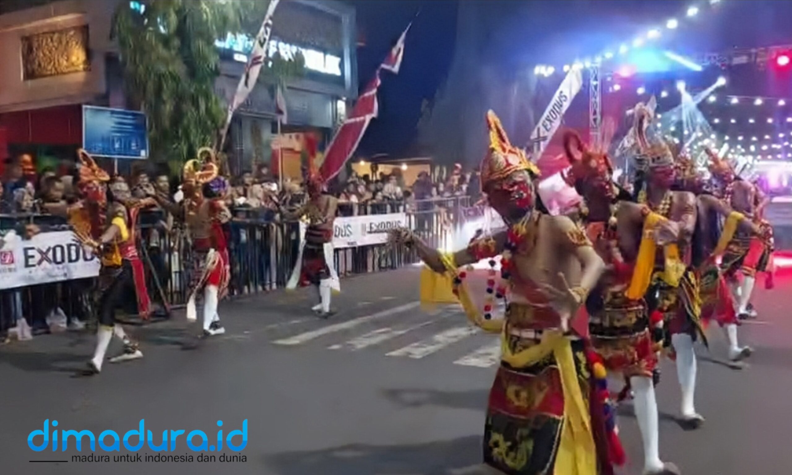Foto:  Pertunjukan Topeng Dalang Putera Sumekar dalam acara Madura Ethnic Carnival (MEC) 2025 di Pendopo Agung Keraton Sumenep, Jawa Timur, pada Sabtu malam (20/9/2025). (Ari/Doc. Dimadura).