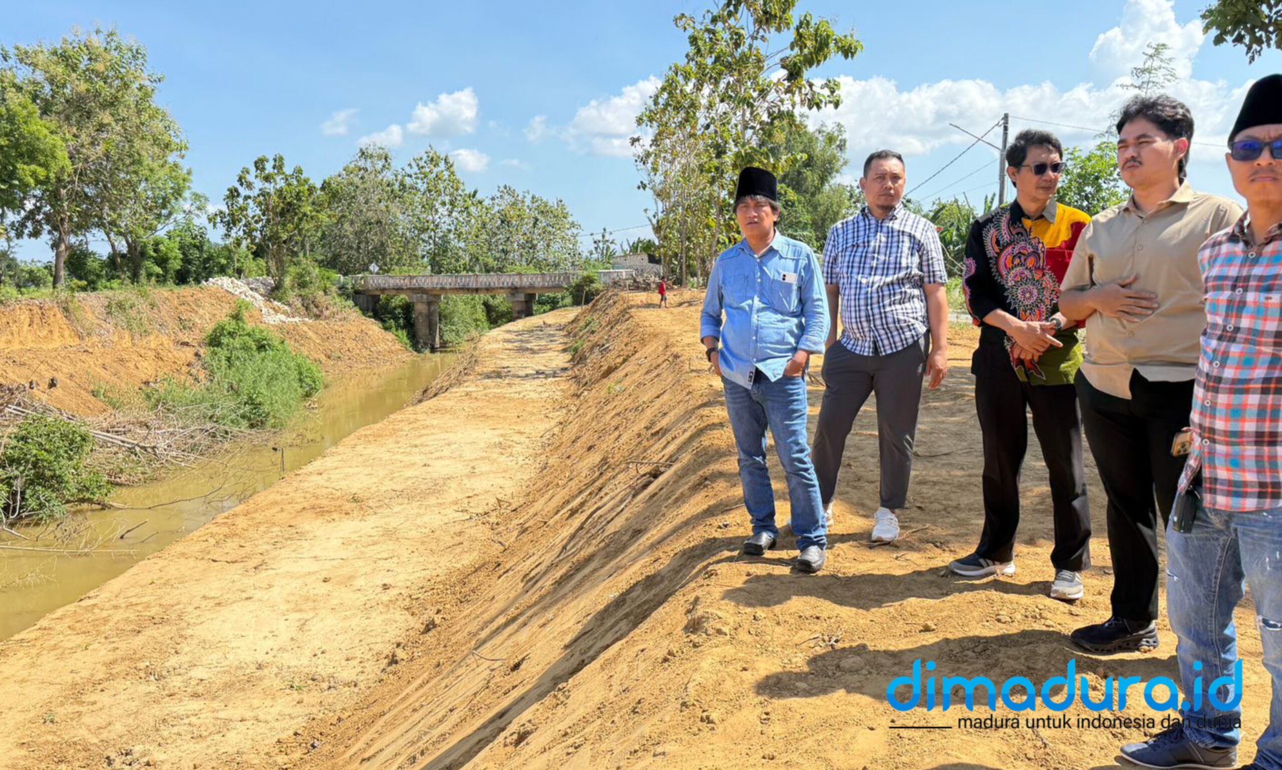 Foto: Komisi III DPRD Sumenep saat melakukan inspeksi mendadak (sidak) dua proyek penanganan banjir, Kamis (25/9/2025). (Ari/Doc. Dimadura).