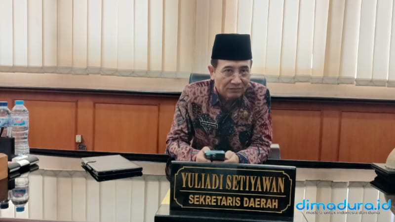Sekda Sampang Yuliadi Setiawan saat diwawancarai di ruang kerjanya (Foto; Zainullah for dimadura.id)