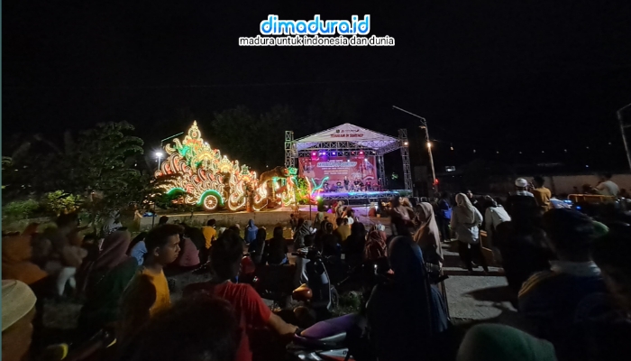 Keramaian warga hadiri acara Semalam di Sumenep 2025 di Pujasera Pasar Bangkal pada malam hari.