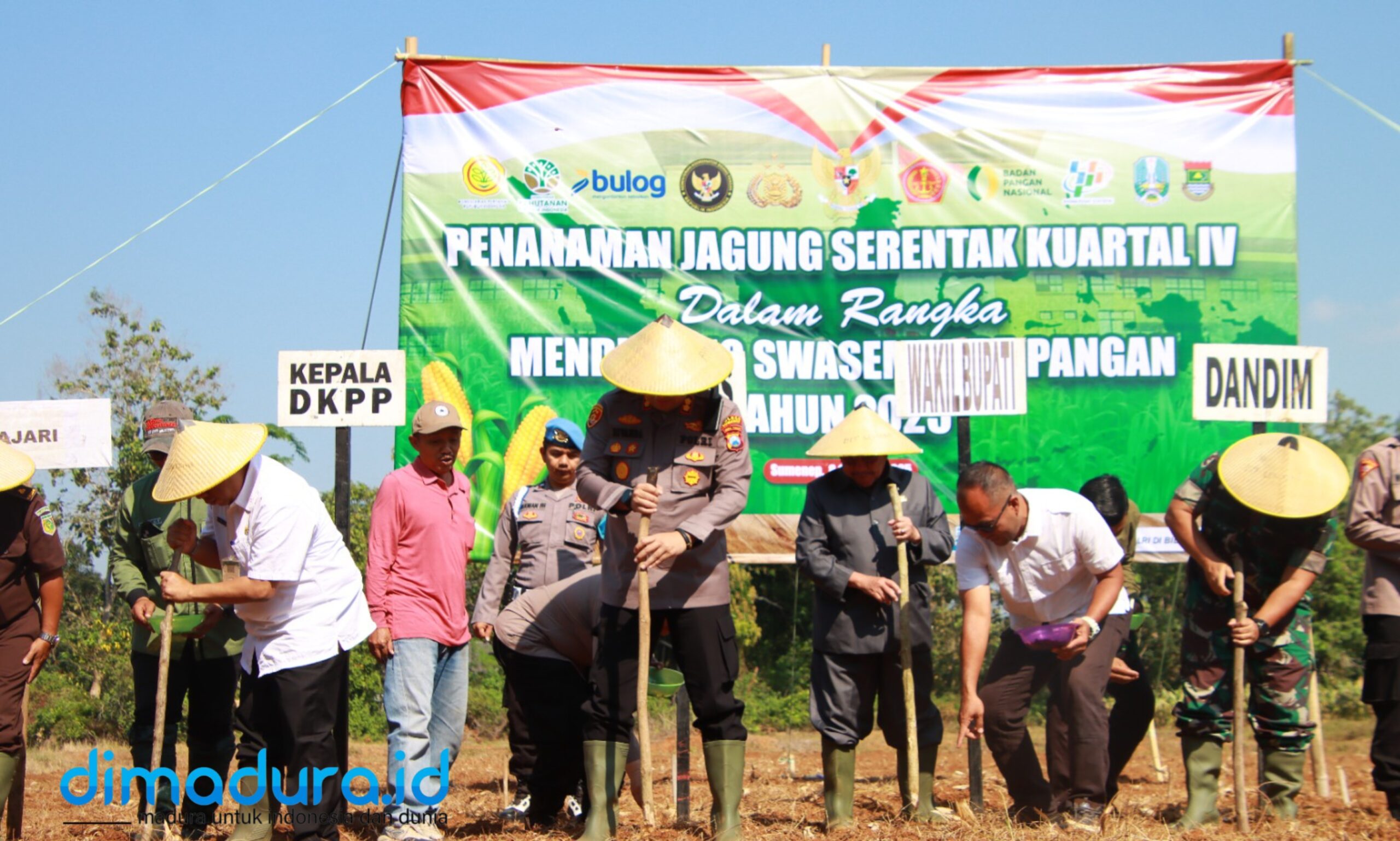 Foto: Polres, TNI, dan Forkopimda Kabupaten Sumenep menanam jagung di Kecamatan Lenteng. (Ari/Doc. Dimadura).