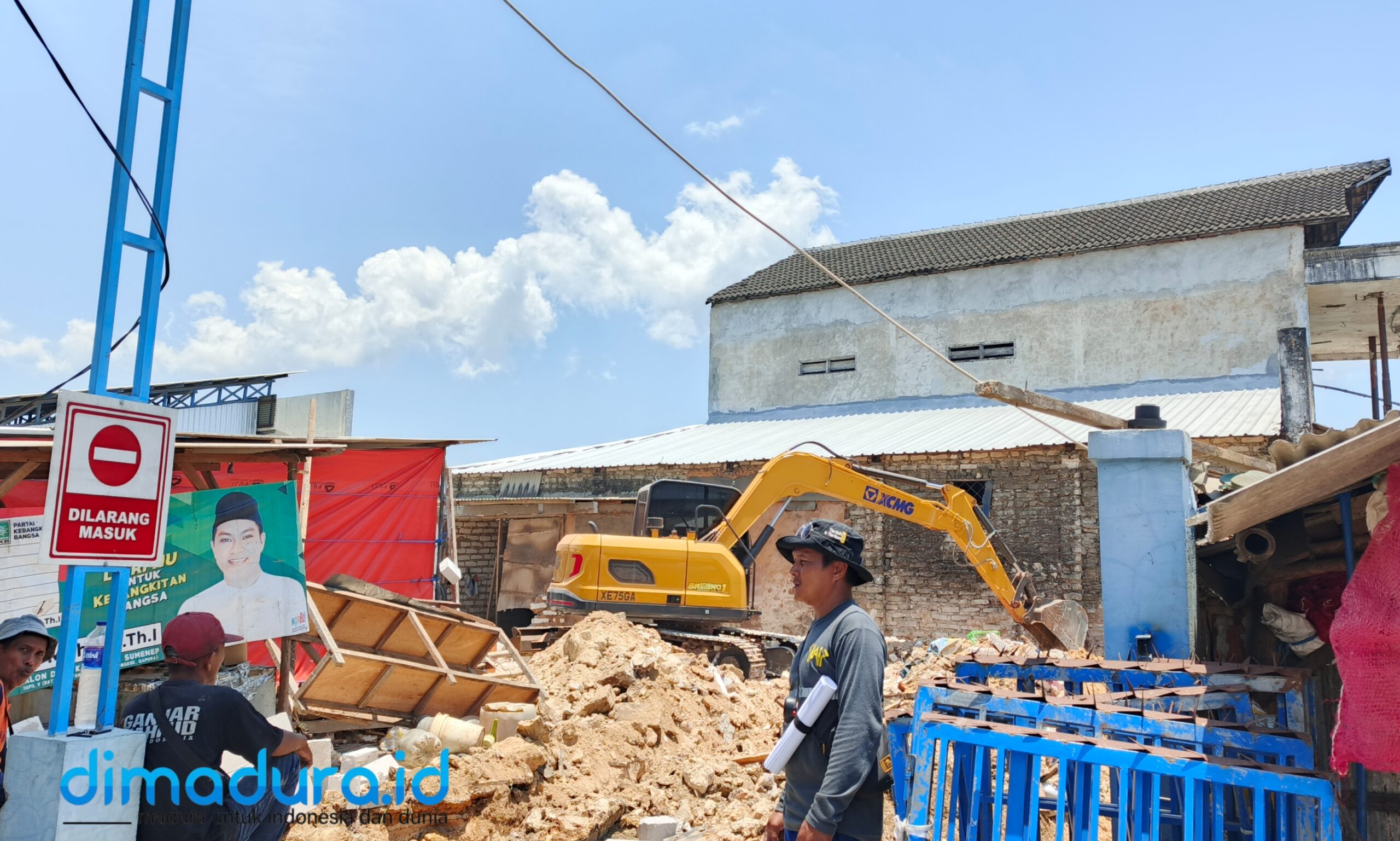 Foto: 20 kios baru di Pasar Anom Sumenep sedang dikerjakan. (Ari/Doc. Dimadura).