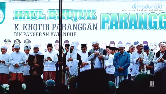 Sejumlah Masyaikh dan Tokoh Penting Nasional Bersama-sama Mengumandangkan Shalawat di Acara Haul Akbar K.R. Khotib Paranggan