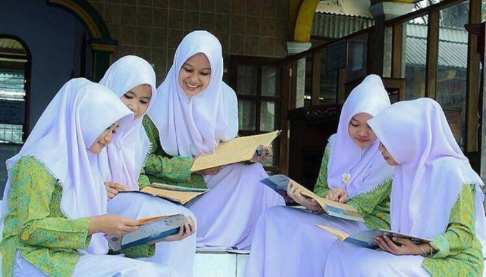 Santri Putri Riang Mengaji Bersama di Emperan Masjid Pondok Pesantren (Ilustrasi/Istimewa)