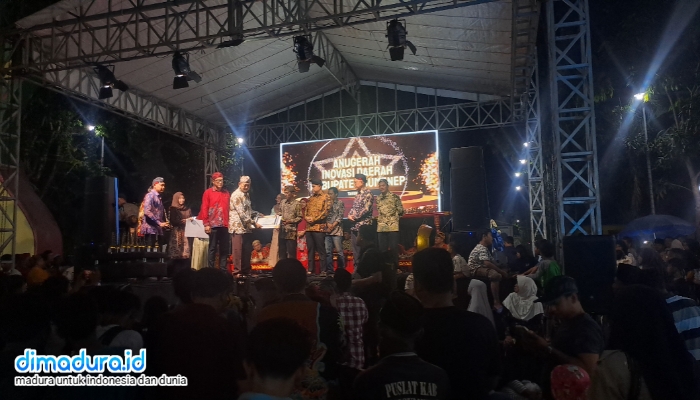 Kepemimpinan Pgri Disengketakan, Pgri Jatim Tegaskan Unifah Rosyidi Sah Secara Hukum 2 Ribuan Warga Memadati Area Timur Taman Adipura Sumenep Menyaksikan Para Pemenang Anugerah Inovasi Daerah 2025 Saat Menerima Penghargaan, Yang Dirangkai Dengan Peluncuran Sumenep Calendar Of Events 2026. (Foto: Mazdon/Doc. Dimadura)