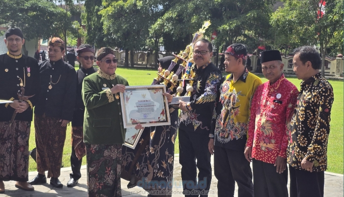 MOMEN HARI JADI: Wabup Imam Hasyim Menyerahkan Penghargaan Komite Award 2025 yang Diinisiasi DPKS di Halaman Kantor Pemkab, Jumat 31 Oktober 2025 (Foto: Doc. DPKS for dimadura.id)