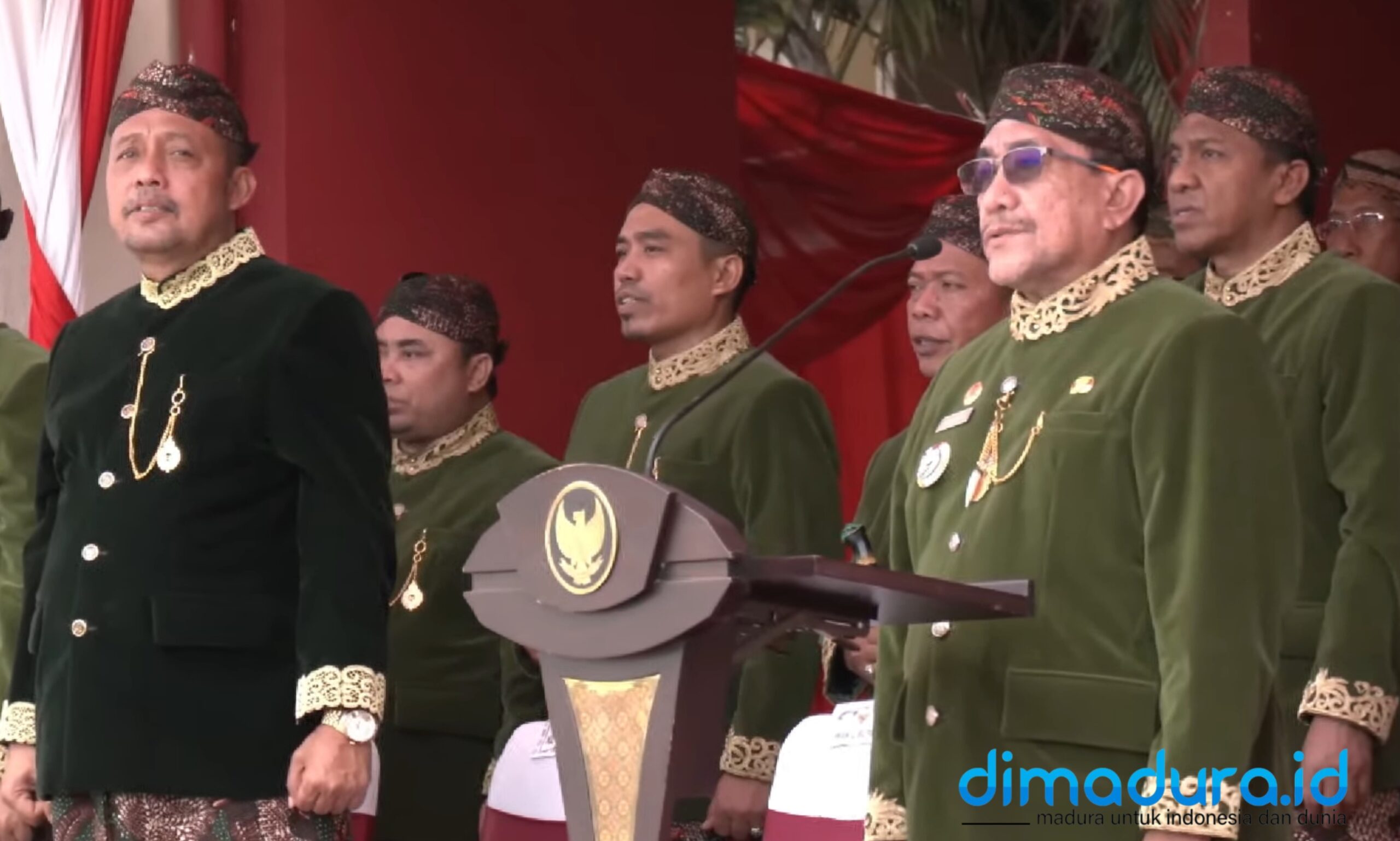 Foto: Wakil Bupati Sumenep, KH. Imam Hasyim (kiri), Ketua DPRD Sumenep, Zainal Arifin, (kanan) pada kegiatan memperingati Hari Jadi ke-756, (Ari/Doc. Dimadura).