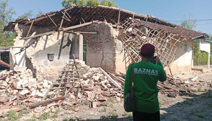 Ketua Baznas Sumenep, Abd Rahman, Melihat Kondisi Salah Satu Rumah Warga Di Pulau Sapudi Yang Terdampak Gempa