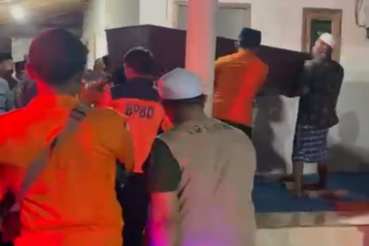Jenazah almarhum, Abdul Fattah (18), warga Sampang saat tiba di kampung halaman (Foto: scr/Dok. dimadura.id)