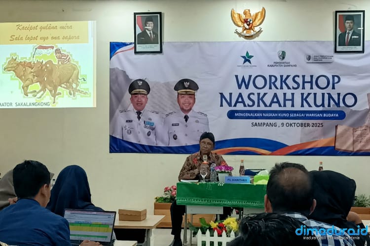 Sejarawan Madura, Tadjul Arifien R, saat mengisi Workshop tentang penelusuran Naskah Kuno di aula Dinas Perpustakaan dan Kearsipan Kabupaten Sampang, (Foto; Zainullah for dimadura.id)