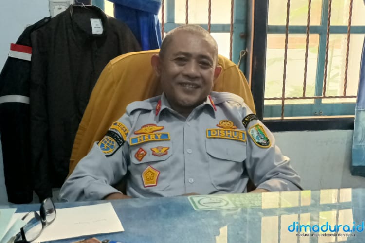 Kepala Bidang Perhubungan Darat Dishub Sampang, Hery Budiyanto, saat dikonfirmasi di ruang kerjanya (Foto; Zainullah for dimadura.id)