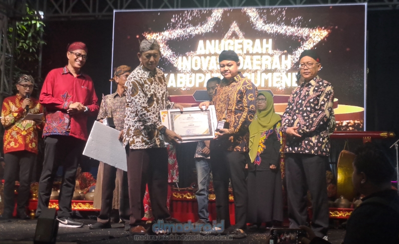 Kabag Hukum Setdakab Sumenep, Hizbul Wathan, Saat Menerima Penghargaan yang disarahkan langsung oleh Pj Sekda Sumenep, Syahwan Effendi, Jumat malam tanggal 24 Oktober 2025 diarea timur Taman Adipura Sumenep (Foto: Mazdon/Doc. Dimadura)