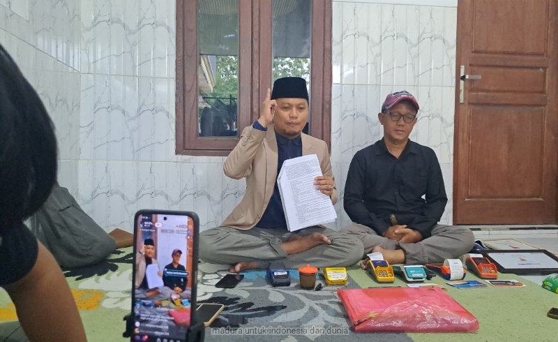 Kuasa Hukum Ban'g Alief, Kamarullah, saat Membeberkan 22 Nama Oknum Diduga Terlibat Kasus Fraud Bank Jatim Sumenep (Foto: Mazdon/Doc. Dimadura)