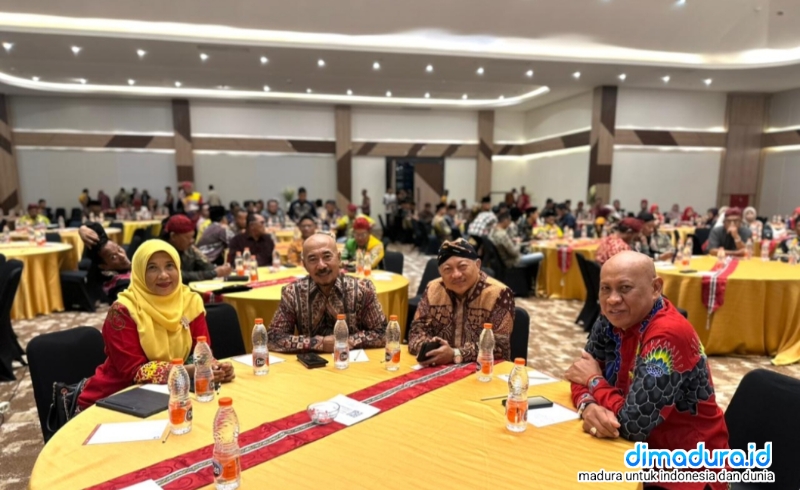 Sengketa Pilkada Sumenep Tidak Diterima, Kpu Siap Laksanakan Tahapan Penetapan 3 Sesi Istirahat: Kunjungan Ratusan Kades Sumenep Ke Ikn. Ketua Pkdi Sumenep, H. Abdul Hayat (Kanan) Pose Bersama H. Miskun Legiyono (Eks Ketua Akd Sumenep). (Foto: Doc. Dimadura)