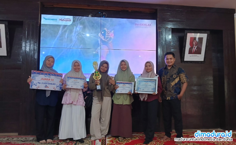 Gegara Penyitaan Dinilai Cacat Hukum, 19 Warga Sumenep Jadi Pengangguran 2 Fiqi Ar-Rahman (Kanan) Pose Bersama Delegasi Peserta Dari Sma Nu Sumenep, Seusai Menerima Penghargaan Sebagai Juara Vi Kompetisi Film Pendek Diskominfo Sumenep (Foto: Istimewa/Doc. Dimadura)