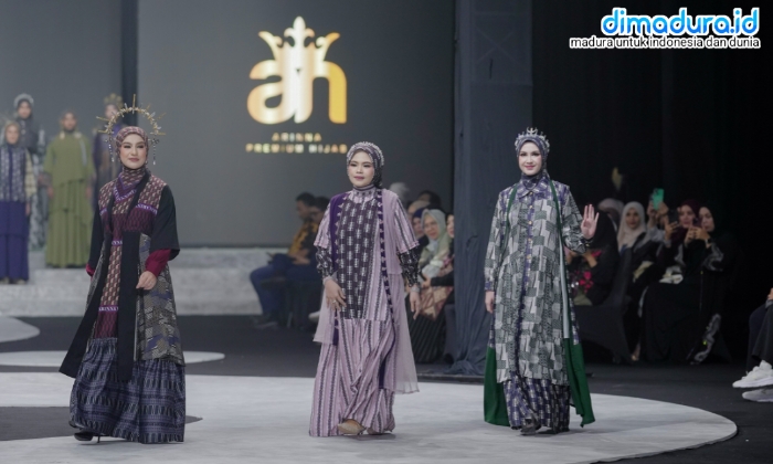 Owner Arinna Hijab Premium, Hj. Arinah Hidayah, Bersama Irish Bella (kiri) dan Arumi Bachsin (kanan) di Surabaya Fahsion Parade (SFP) 2025, Surabaya, Jumat 14 November 2025 (Foto: Istimewa/Doc. Dimadura)