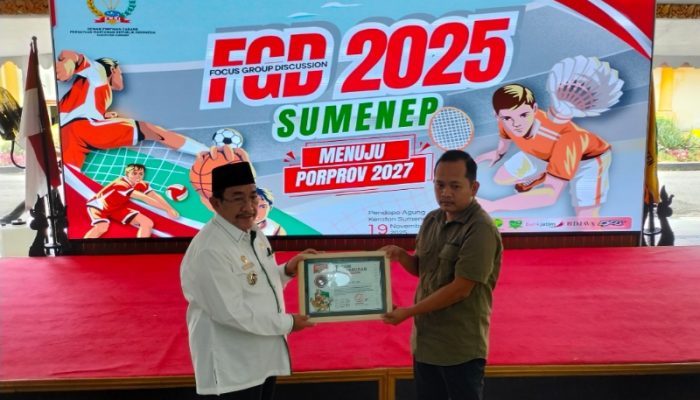 Pemberian Cenderamata Oleh Ketua Dpc Pwri Sumenep, Rusydiyono, Kepada Wabup Imam Di Pendopo Agung Keraton Sumenep, Rabu 19 November 2025 (Foto: Doc. Dimadura)