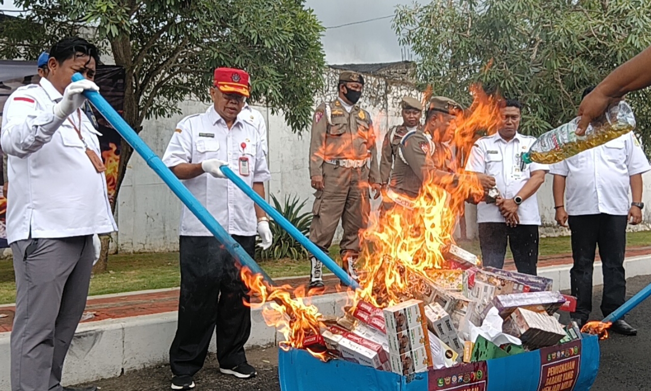 Foto: Pemusnahan rokok ilegal yang digelar di halaman Kantor Pemerintah Daerah Kabupaten Sumenep, Rabu (26/11/2025). (don/Doc. Dimadura).