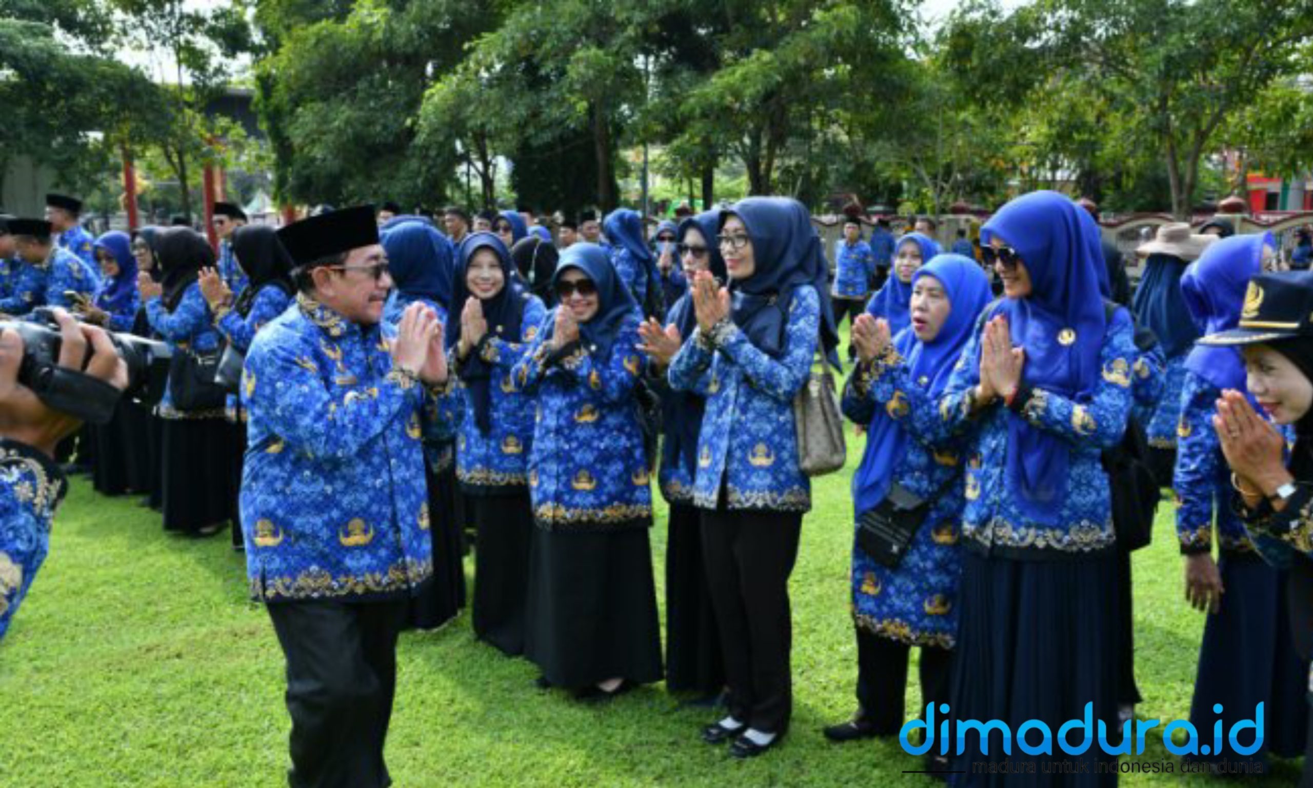 Foto: Wakil Bupati Sumenep, KH. Imam Hasyim saat menyapa para guru yang hadir di di halaman Kantor Bupati, Kamis (27/11/2025). (Istimewa/Doc. Dimadura).