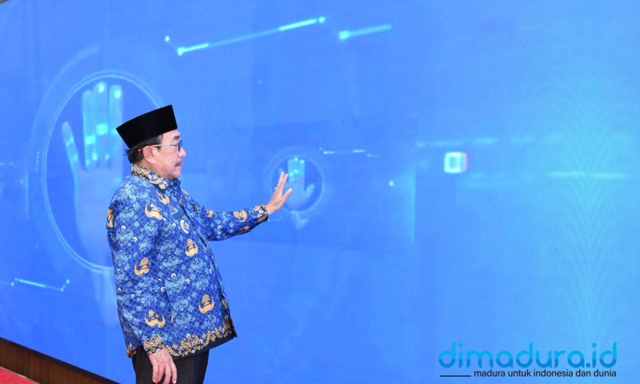 Foto: Wakil Bupati Sumenep, KH. Imam Hasyim meresmikan aplikasi Sistem Informasi Kependudukan dan Registrasi (SIKERIS). (Istimewa/Doc. Dimadura).