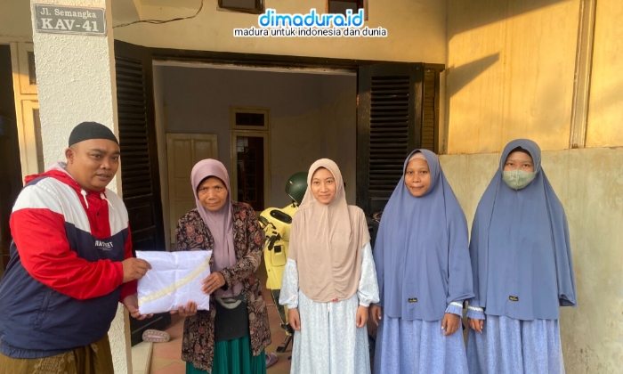 Anggota PWRI Sumenep, Subaidi (kiri), Menyerahkan Bantuan Mukena untuk Guru Ngaji di Momen HGN, Selasa 25 November 2025 (Foto: PWRI Sumenep for dimadura.id)