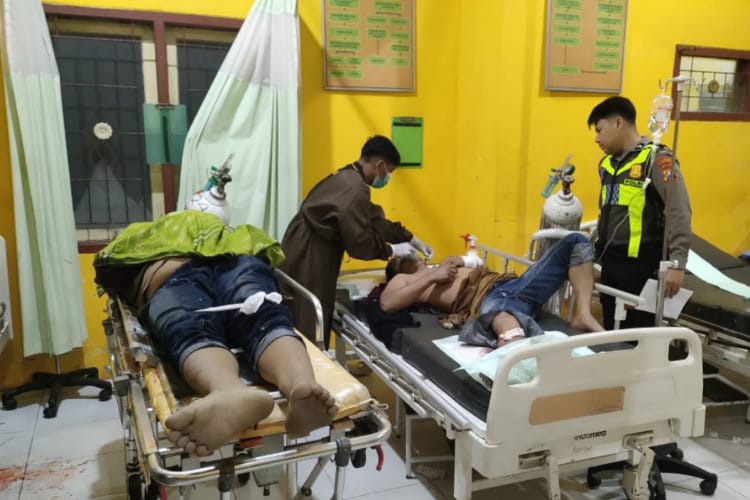 Dua Orang Tewas Seketika Usai Motor Dihantam Truk Fuso di Sampang (Foto: Dok. dimadura.id)