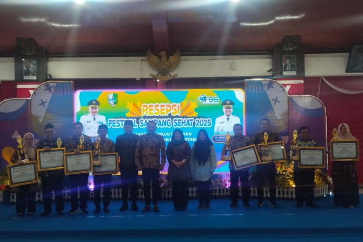 BERPOSE: Bupati Sampang, H. Slamet Junaidi berpose bersama para pemenang Festival Sampang Sehat 2025 (Foto: Zainullah for dimadura.id)