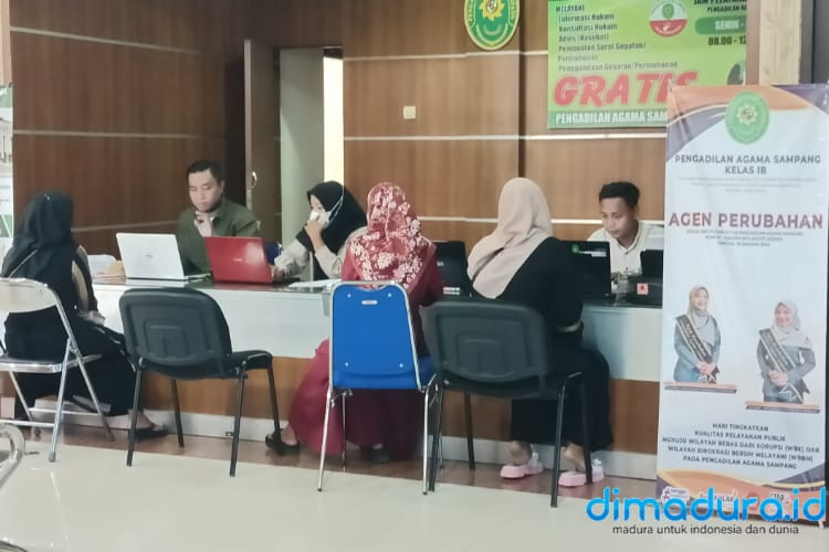 Tampak terlihat seorang perempuan sedang antri di ruang tunggu kantor Pengadilan Agama Sampang (Foto: Zainullah for dimadura.id)