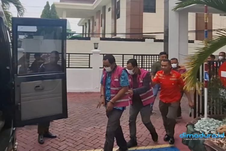 Terlihat para tersangka menggunakan rompi tahanan dengan pengawalan ketat (Foto: Dok. dimadura.id)