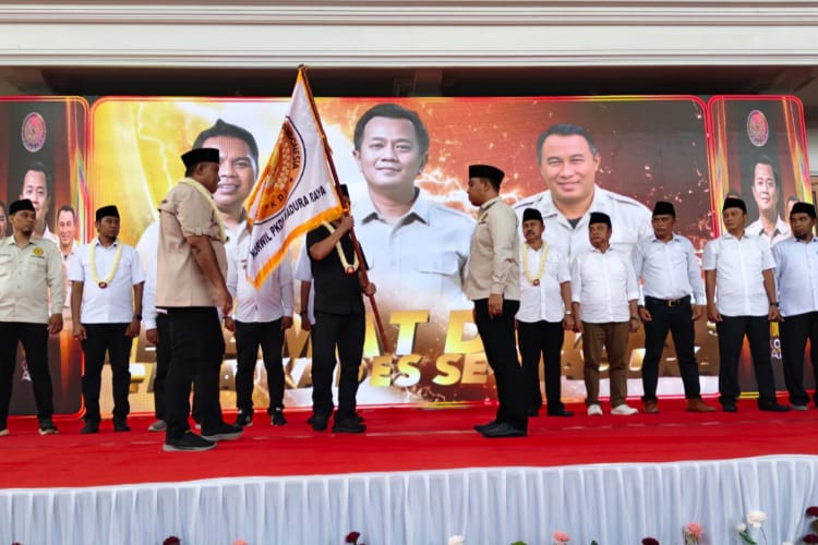 Ketua PKDI Jawa Timur, Syaifullah Mahdi saat menyerahkan bendera pataka kepada Moch. Wijdan (Foto; Dok. dimadura.id)