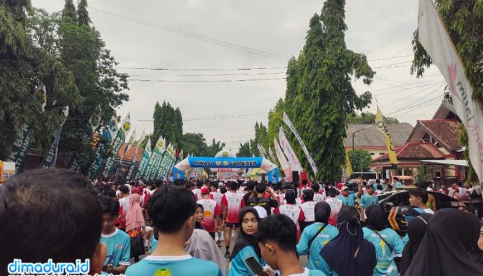 Potret Suasana Dan Ratusan Peserta Event Sumenep Sun Run 5-10K 2025 Di Depan Dinas Putr, Mulai Depan Museum Keraton Hingga Mpp Sumenep, Minggu 14 Desember 2025 (Foto:  N. Hida Af/Doc. Dimadura)