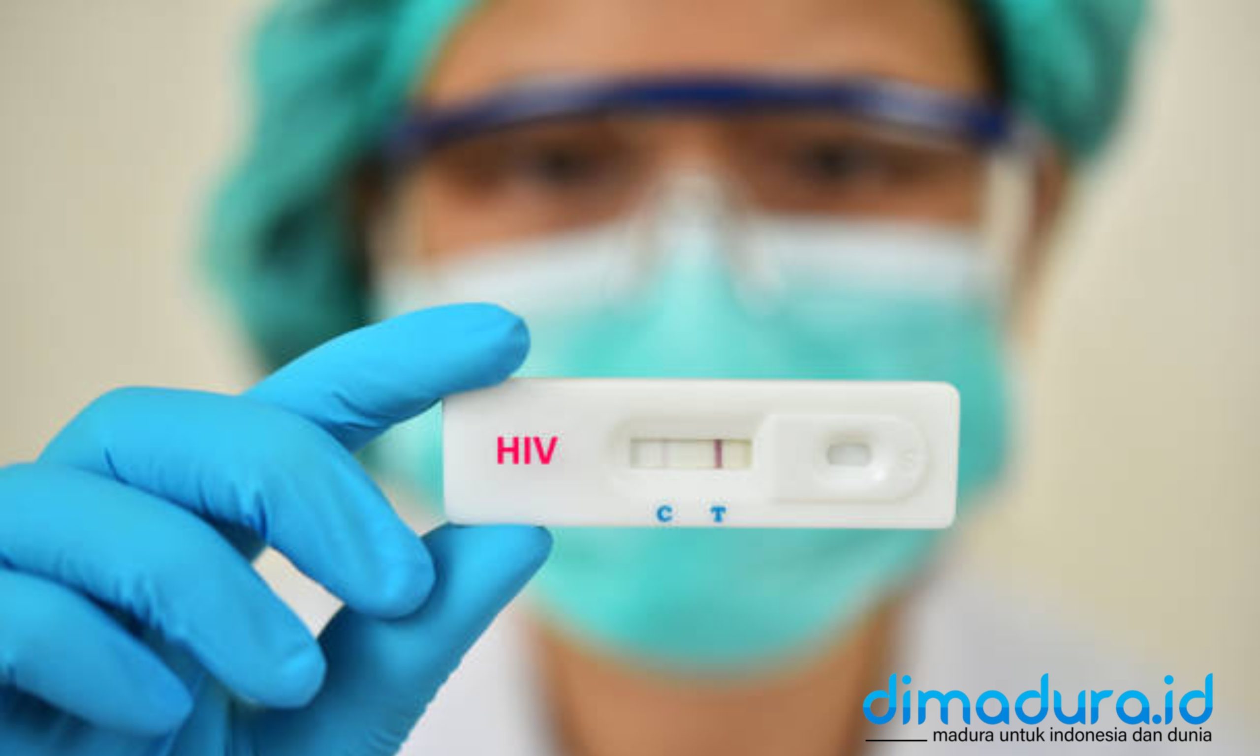 Foto: Teknisi lab mengadakan tes alat cepat HIV. (Istimewa/Doc. Dimadura).