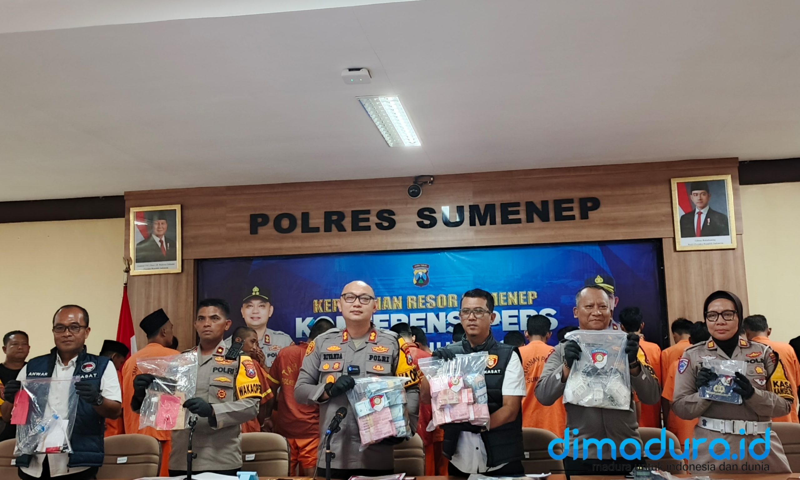 Foto: Konferensi pers akhir tahun di Mapolres Sumenep, Senin (19/12/2025). (Ari/Doc. Dimadura).